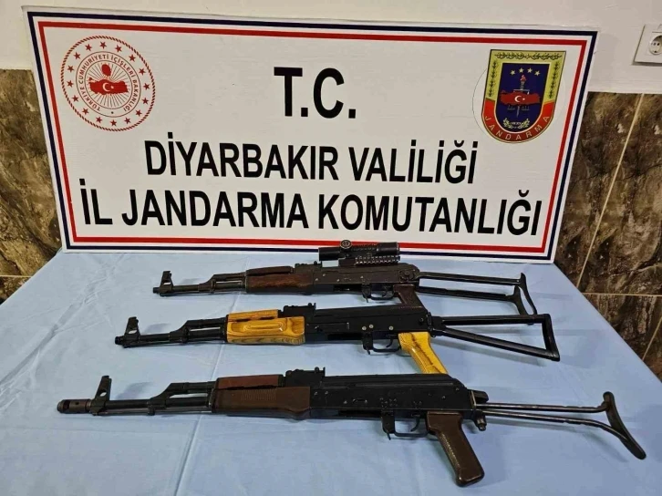 Jandarmanın durdurduğu araçta 3 adet AK-47 ele geçirildi
