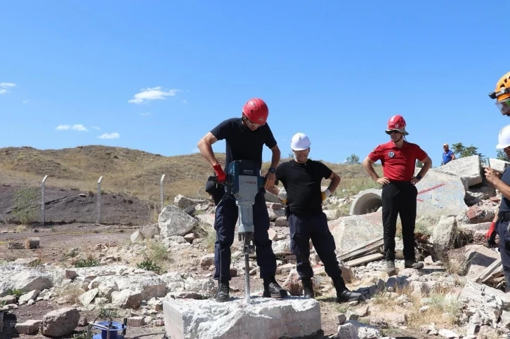 Jandarmaya depremde arama kurtarma eğitimi verildi
