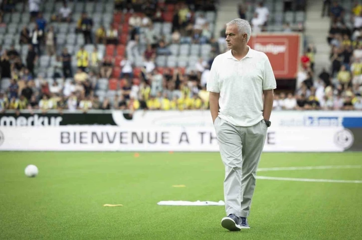 Jose Mourinho: "Şampiyonlar Ligi maçının böyle bir sahada oynanması kabul edilemez"
