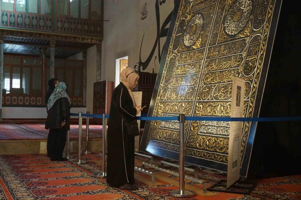 Kabe kapısının örtüsü Edirne’de sergilenmeye başlandı
