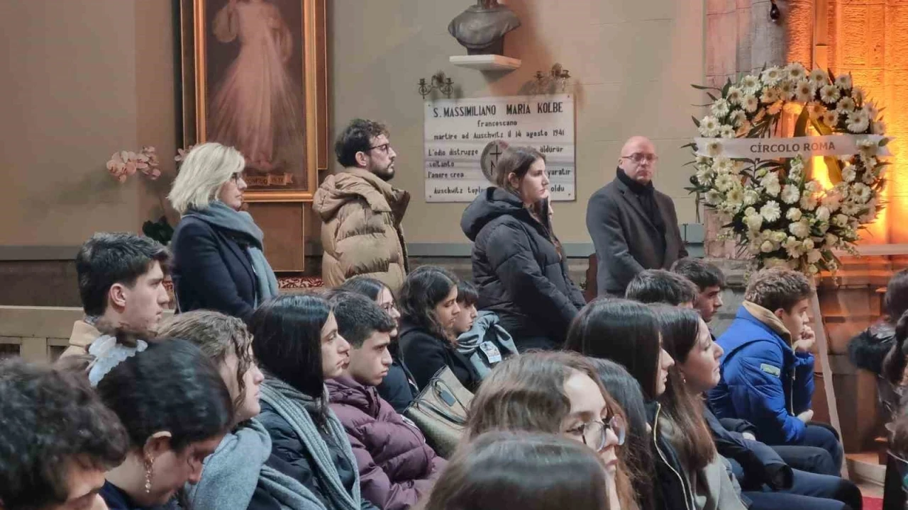 Kadıköy’de bıçaklanarak öldürülen İtalyan şefin oğlu için kilisede anma töreni düzenlendi
