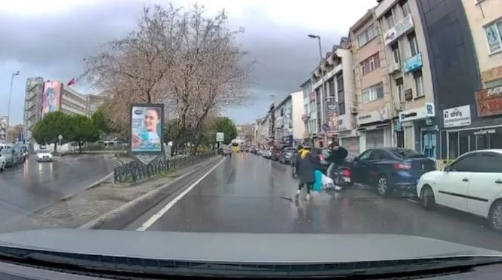 Kadıköy’de motosiklet yayaya çarptı: Kaza anı kamerada
