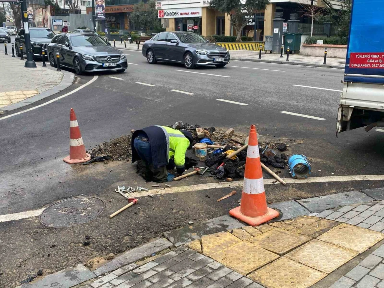 Kadıköy’de su borusu patladı, tazyikli su metrelerce yükseğe fışkırdı
