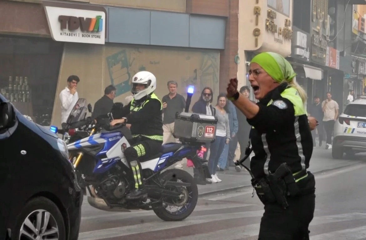 Kadın polisin yangın hassasiyetine emniyet müdüründen plaket
