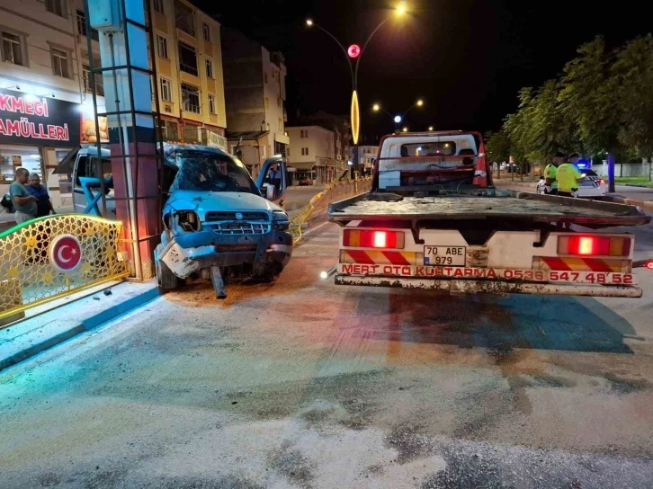 Kadının öldüğü, kocasının da ağır yaralandığı kaza anı kamerada
