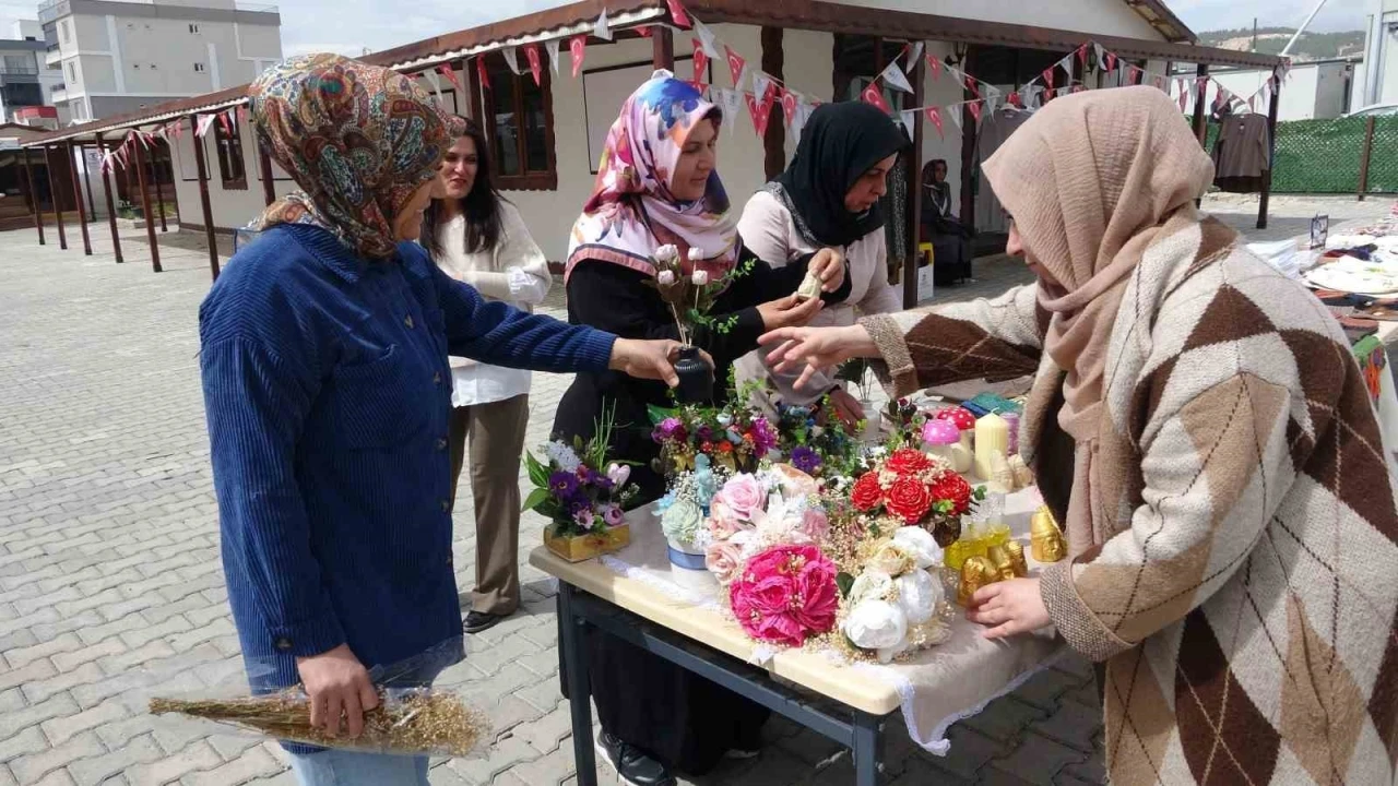 Kadınların el emeği göz nuru ürünleri sergilendi
