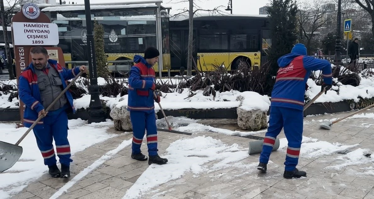 Kağıthane’de kaldırımlardaki kar ve buzlar temizleniyor
