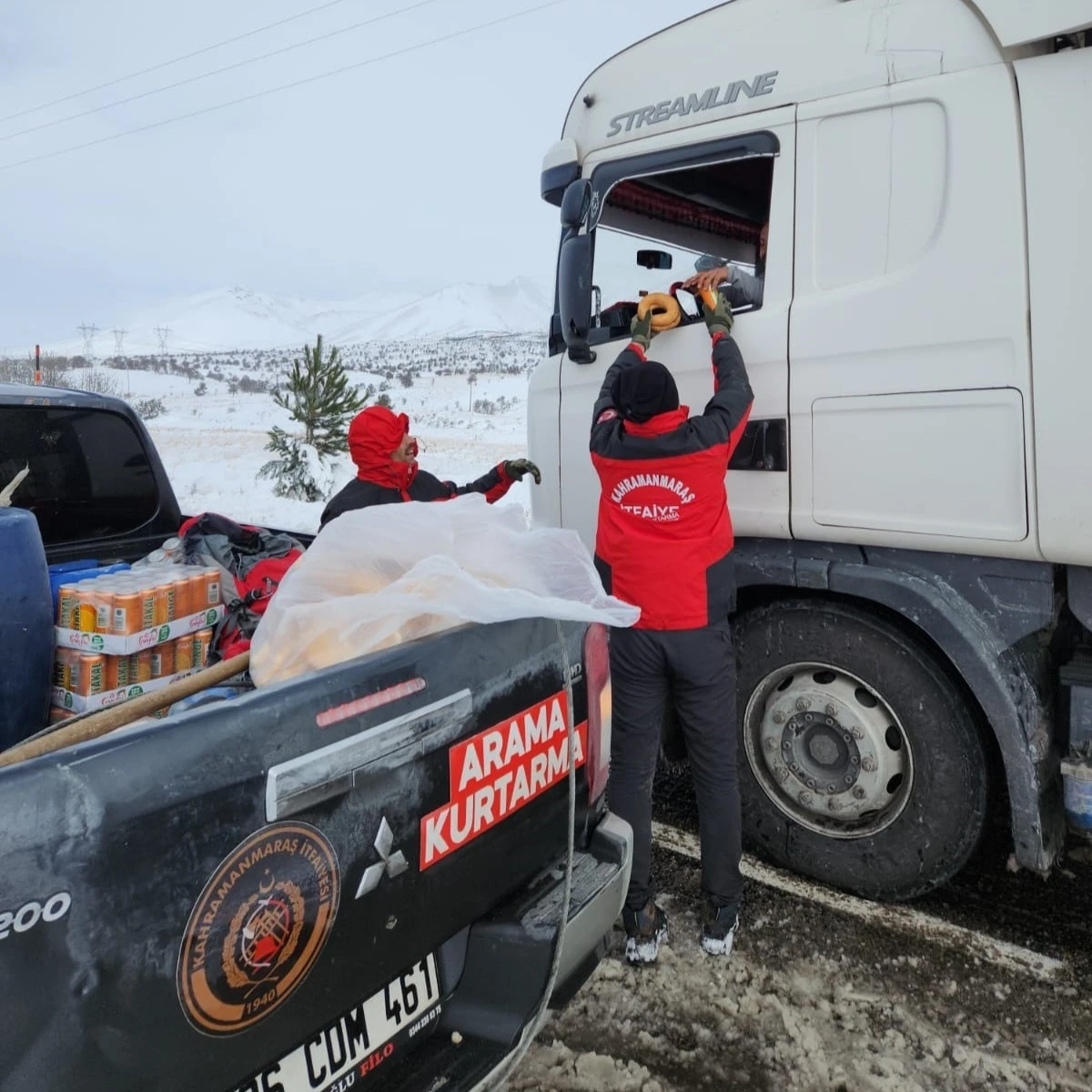 Kahramanmaraş’ta itfaiyesinden yolda kalan araçlara yakıt desteği
