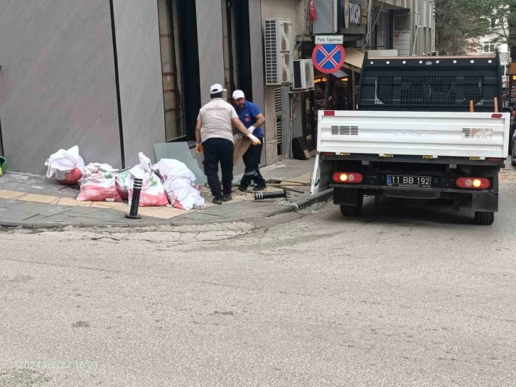 Kaldırım üzerinde 15 gündür bekleyen inşaat atıkları toplandı
