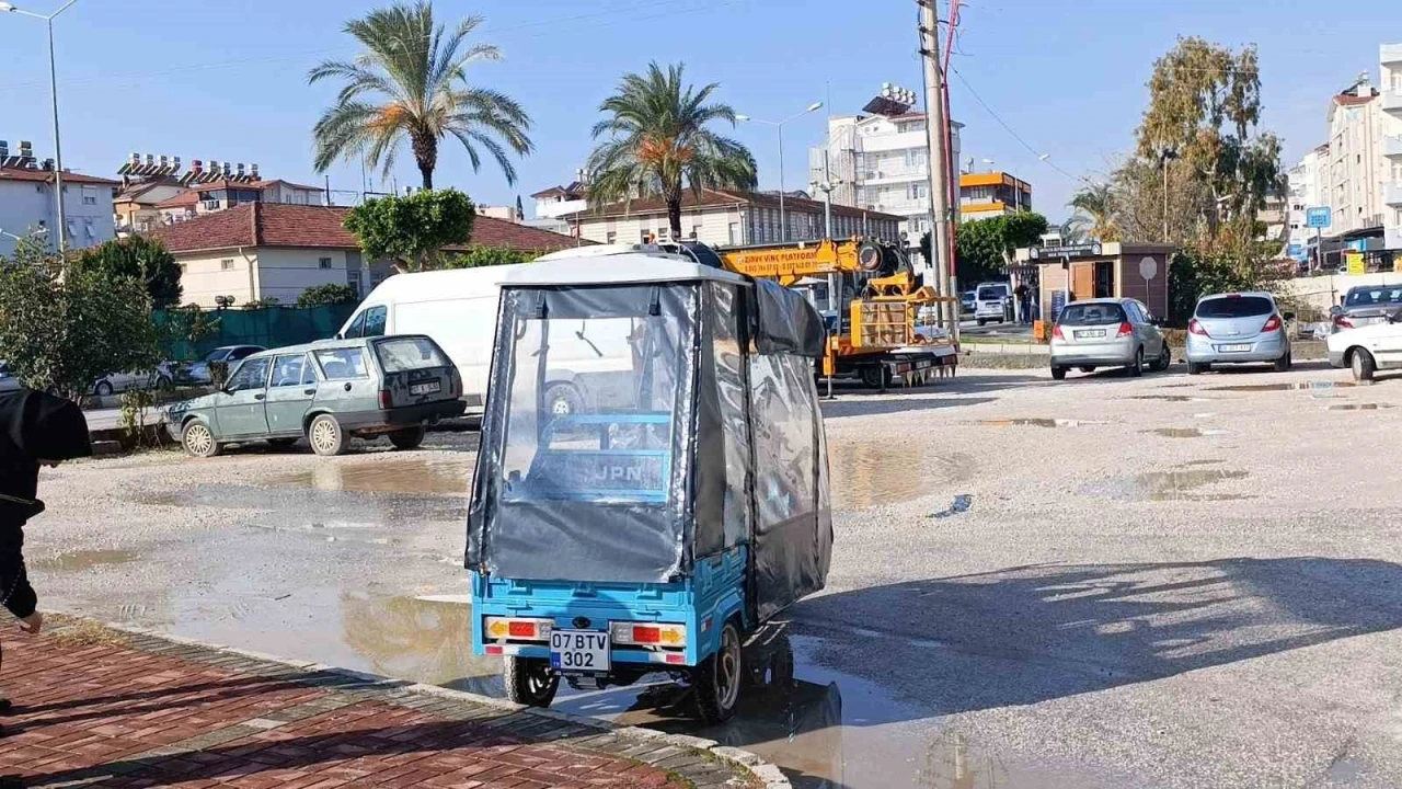 Kaldırıma çarpıp devrilen elektrikli bisikletin sürücüsü yaralandı
