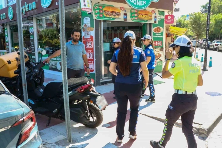 Kaldırıma park eden motosikletlilere ceza
