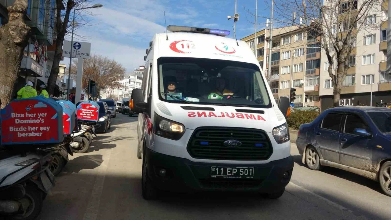 Kaldırımda yürüyen yayaya elektrikli bisiklet çarptı
