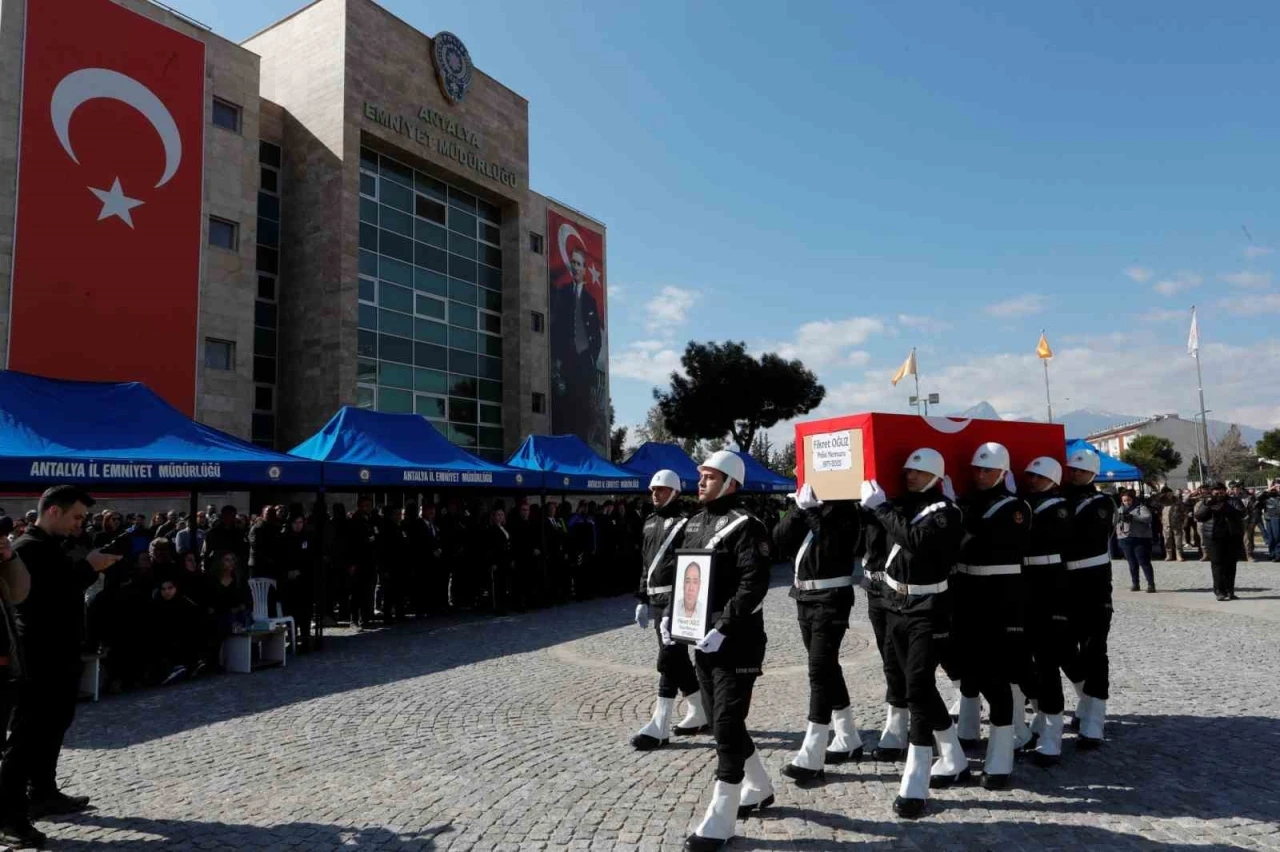 Kalp krizi sonucu hayatını kaybeden polis memuru son yolculuğuna uğurlandı
