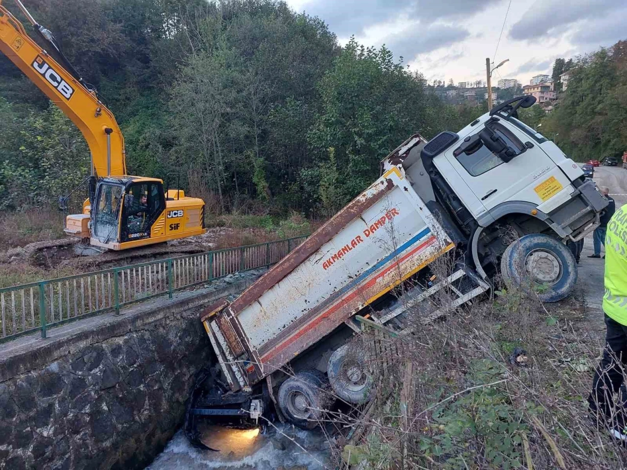 Kamyon altına aldığı otomobille dereye düştü, faciadan dönüldü
