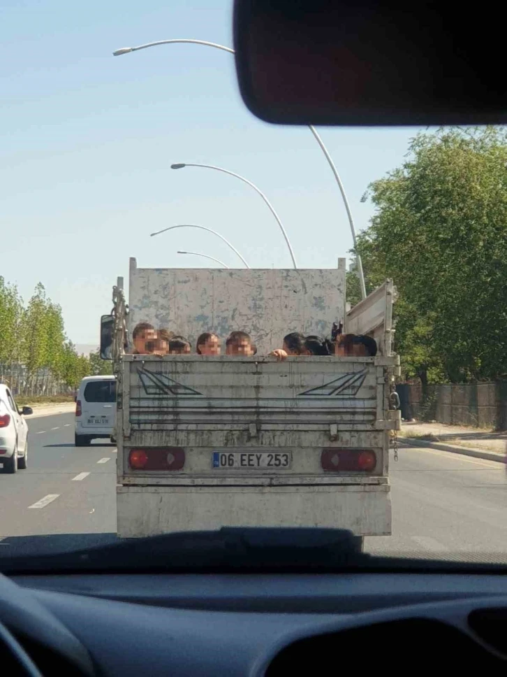 Kamyon kasasında çocukların tehlikeli yolculuğu
