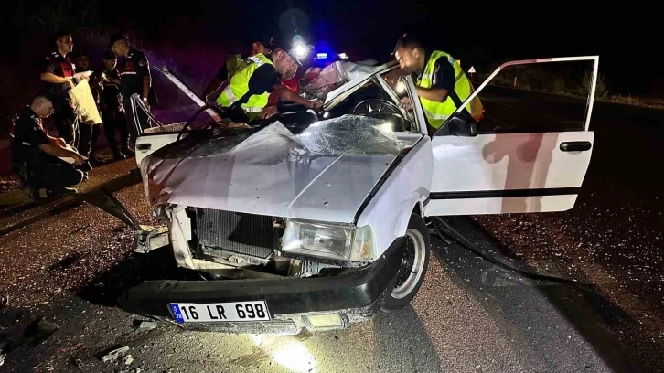 Kamyona çarpan Tofaş otomobilin çatısı uçtu: 3 ağır yaralı
