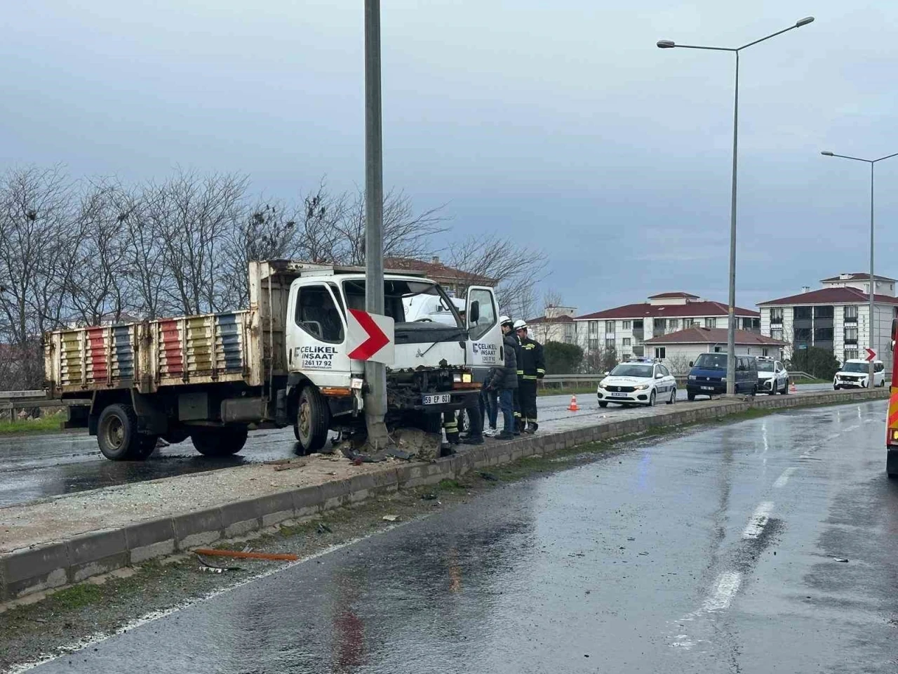 Kamyonet aydınlatma direğine çarptı: 2 yaralı
