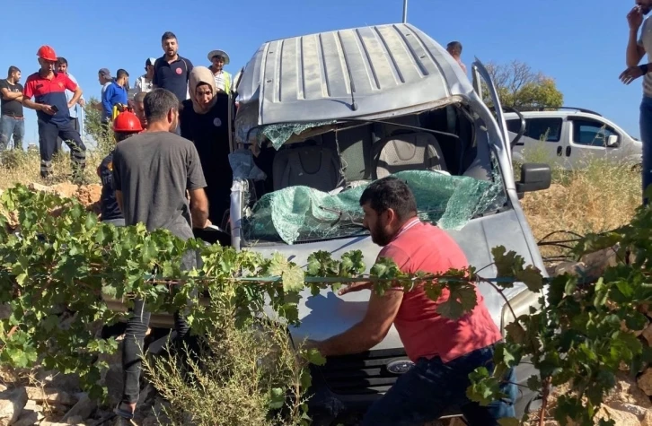 Kamyonet, beton direk yüklü vinçe çarptı: 1 ölü
