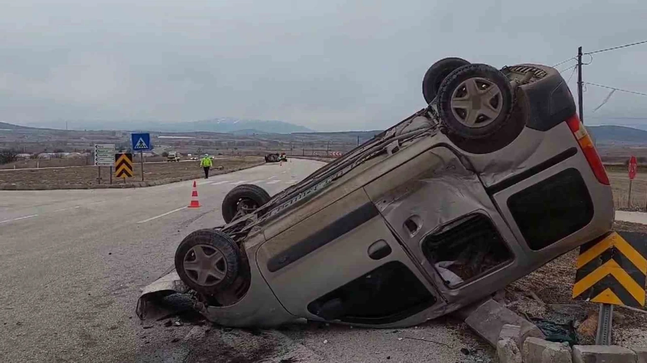 Kamyonet ile çarpışan hafif ticari araç takla attı: 3 yaralı
