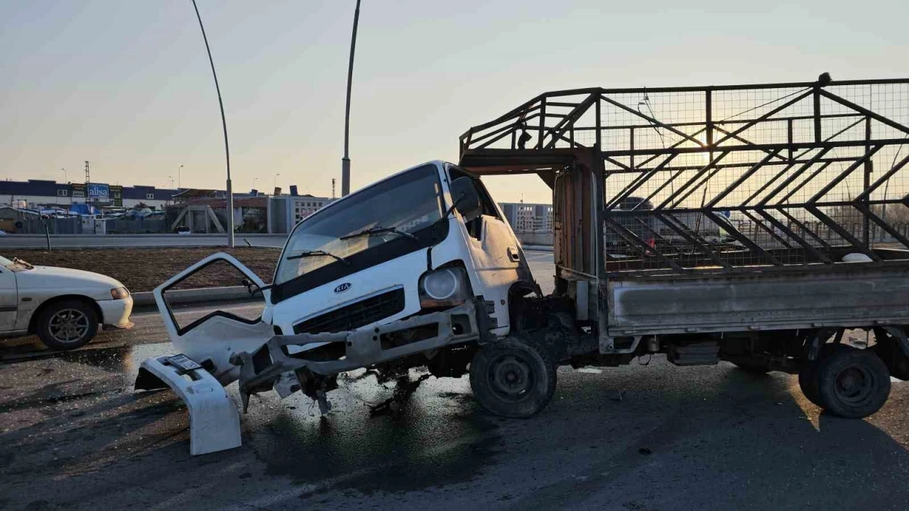 Kamyonet ile sivil polis aracı çarpıştı: 1 polis ağır yaralandı
