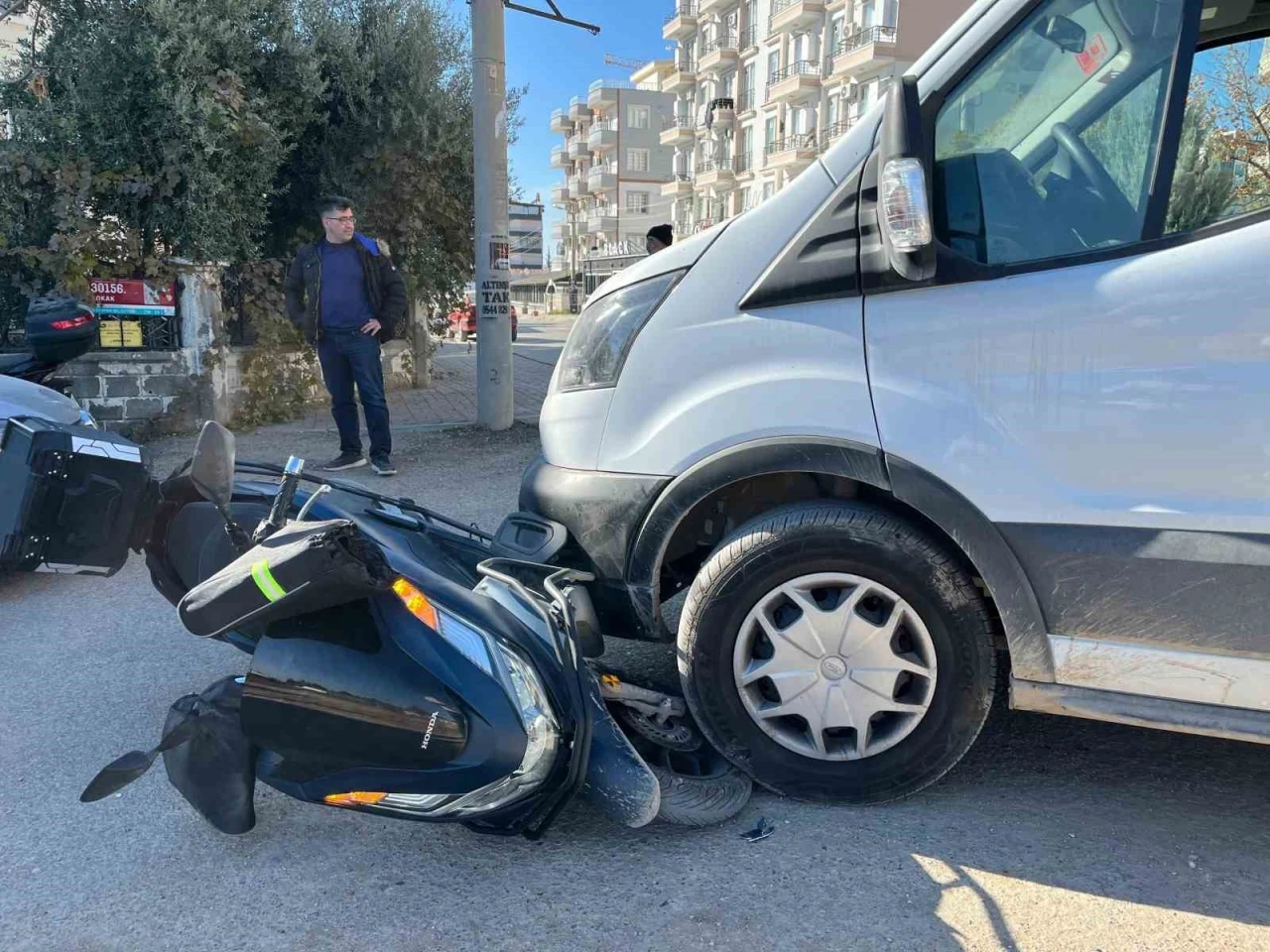 Kamyonetle çarpışan motosikletin sürücüsü yaralandı
