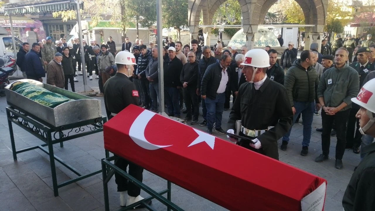 Kansere yenik düşen emekli astsubay ve emekli polis memuru son yolculuklarına uğurlandı
