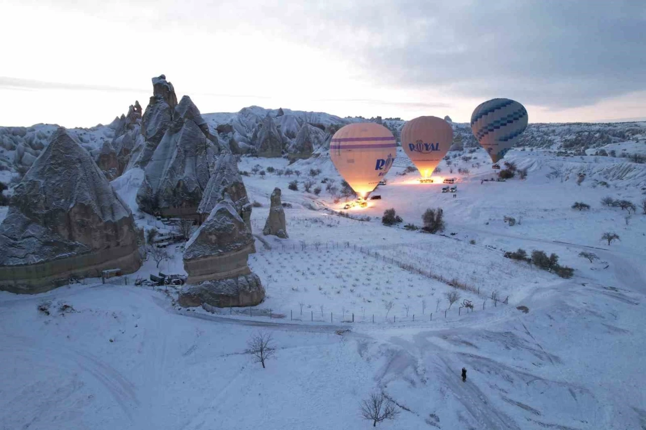 Kapadokya’da balon turuna kar molası
