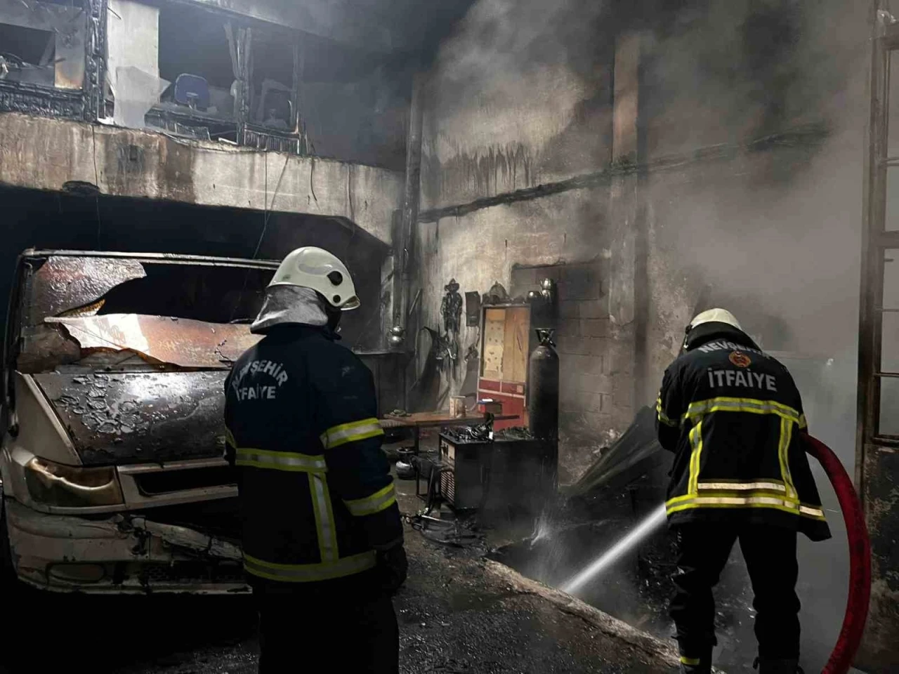 Kaporta dükkanında çıkan yangın büyük hasara neden oldu
