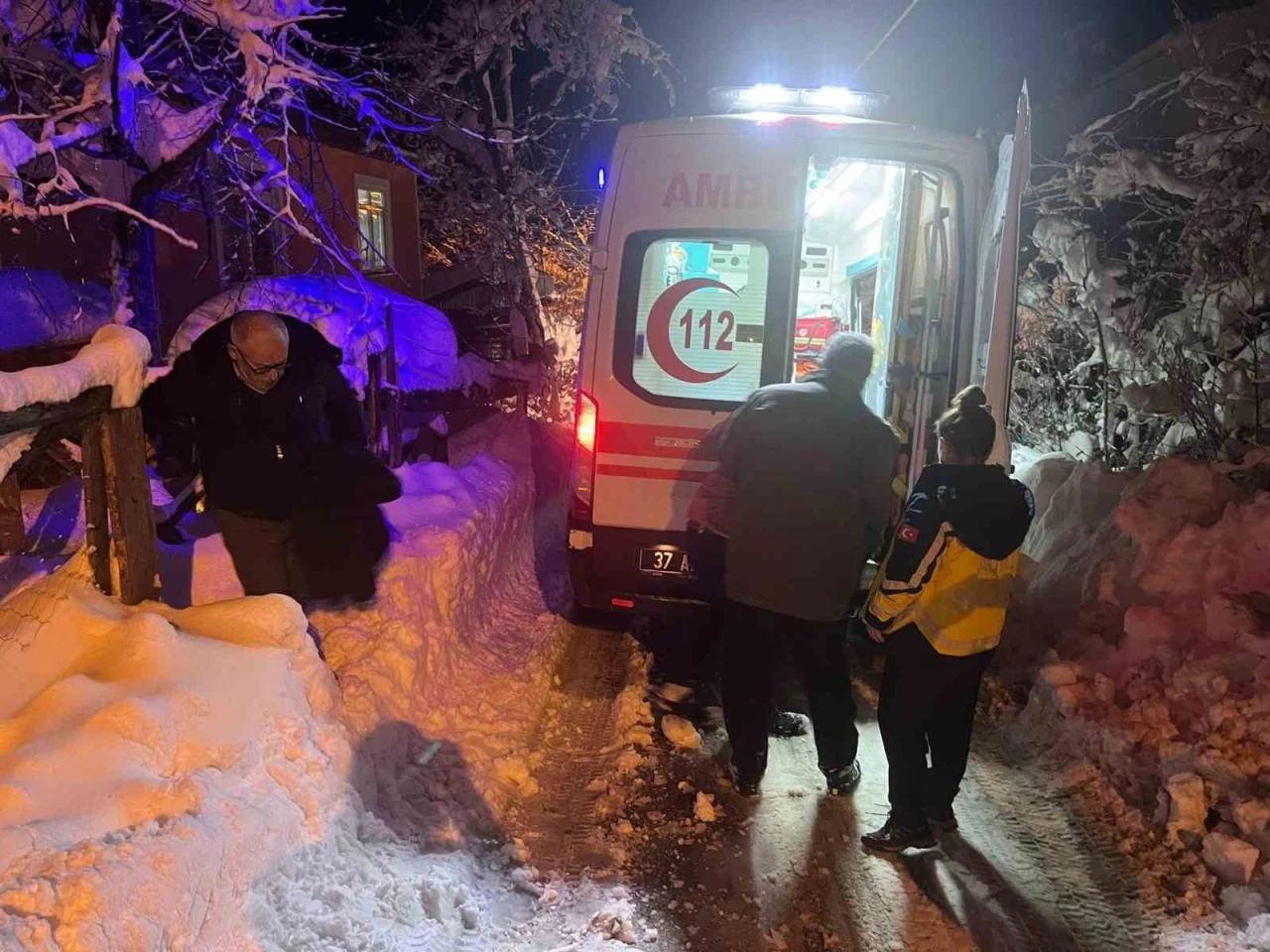 Kar sebebiyle yolları kapanan köylerdeki hastalar için seferber oldular
