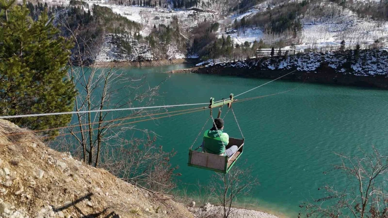 Kar yağışı mandıranın yolunu kapatınca teleferik çözüm oldu
