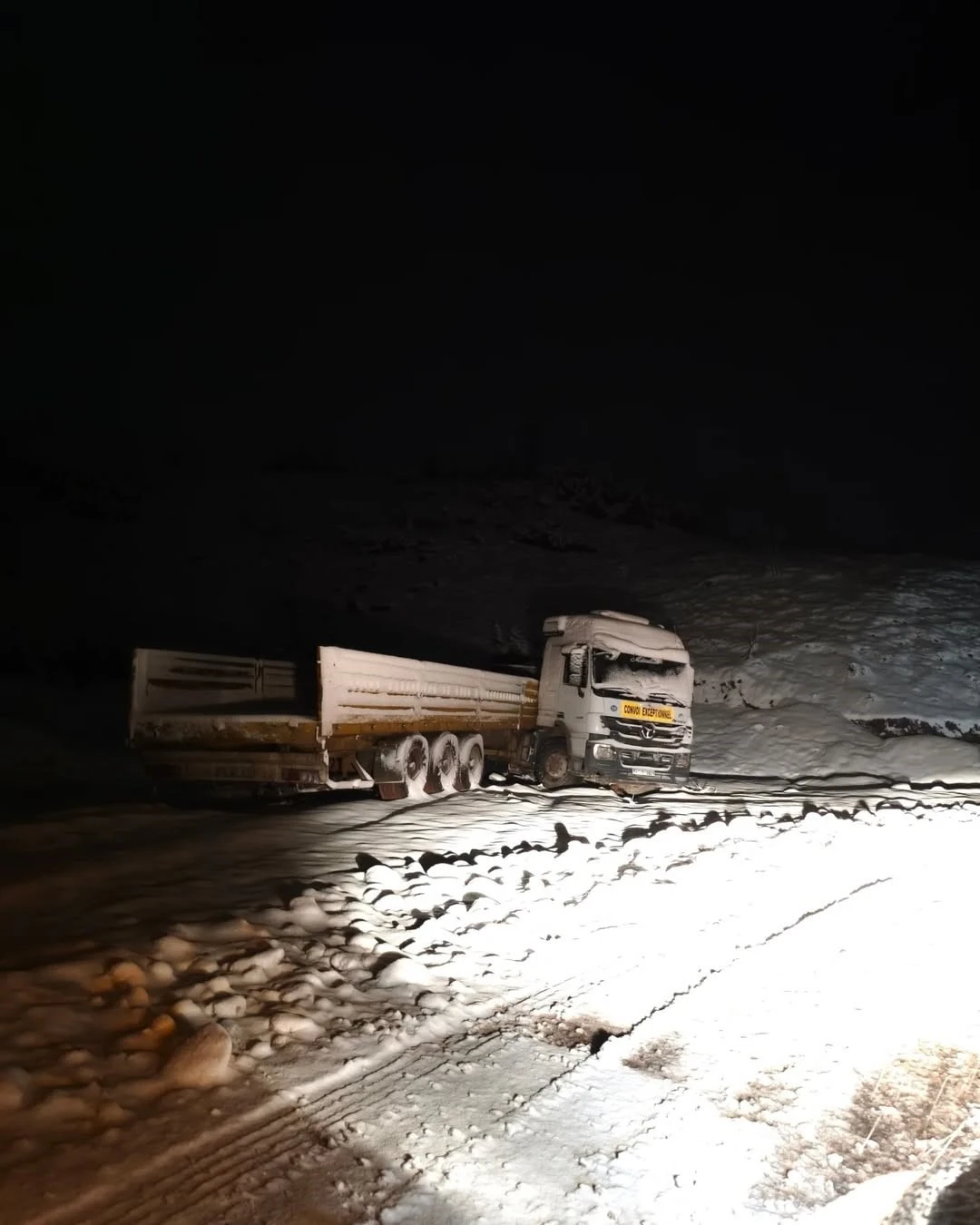 Kar yağışı nedeniyle Eruh-Şırnak yolu ulaşıma kapandı
