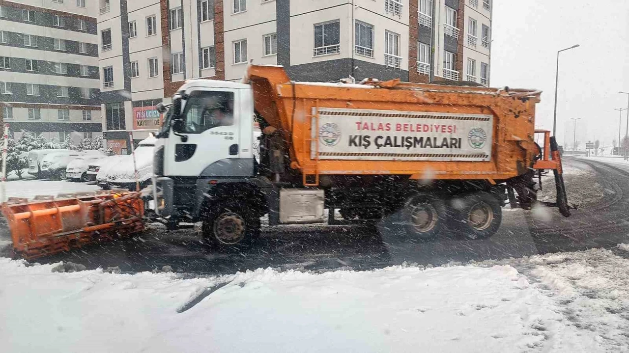 Kar yine yağdı,Talas’ta kış çalışmalar yeniden başladı
