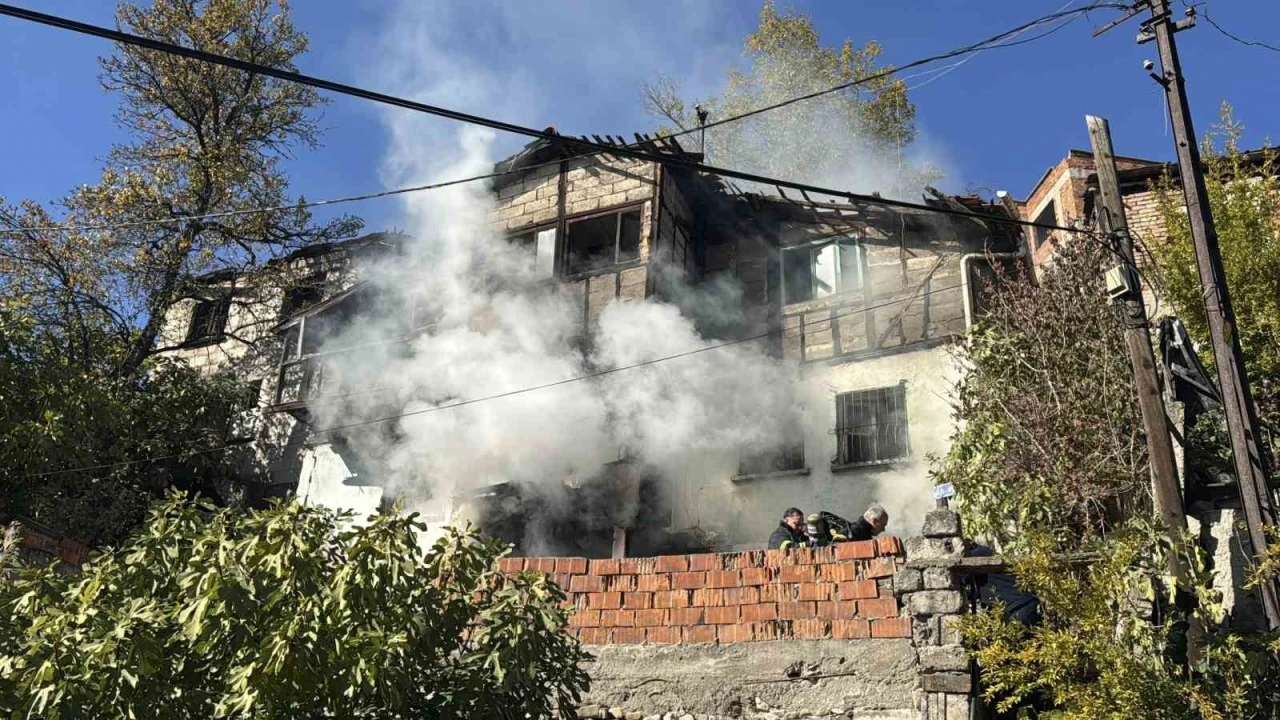 Karabük’te çöp dolu evde yangın
