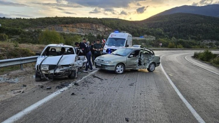 Karabük’te iki otomobil çarpıştı: 7 yaralı
