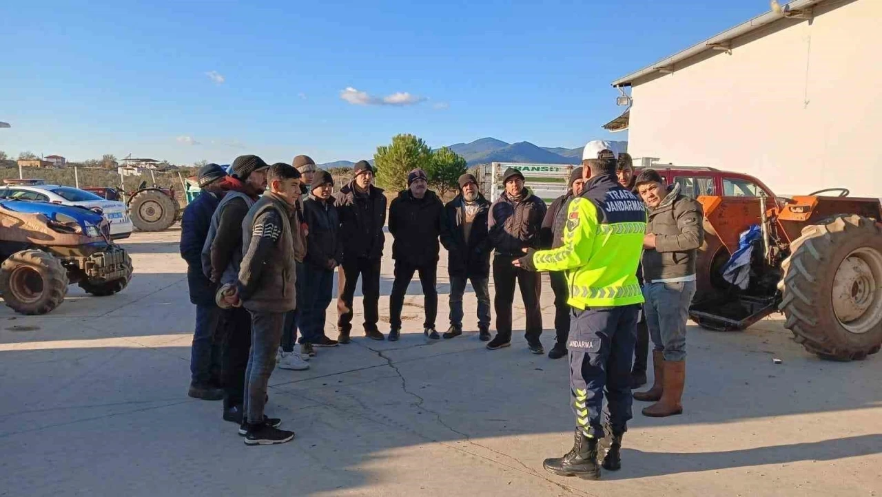 Karacasu’da traktör sürücülerine reflektör eğitimi verildi
