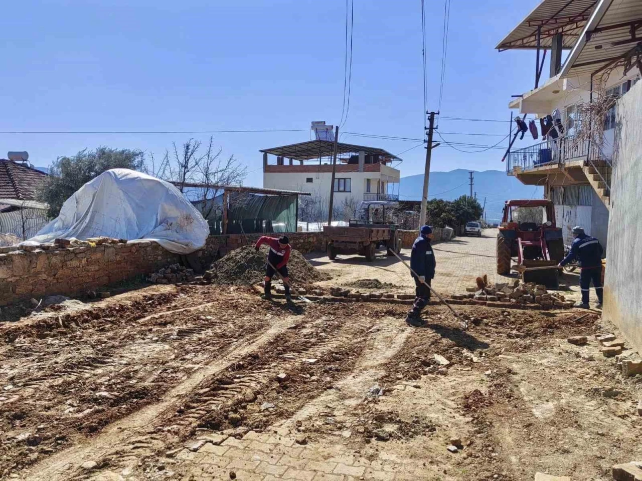 Karacasu’da yol bakım çalışmaları sürüyor
