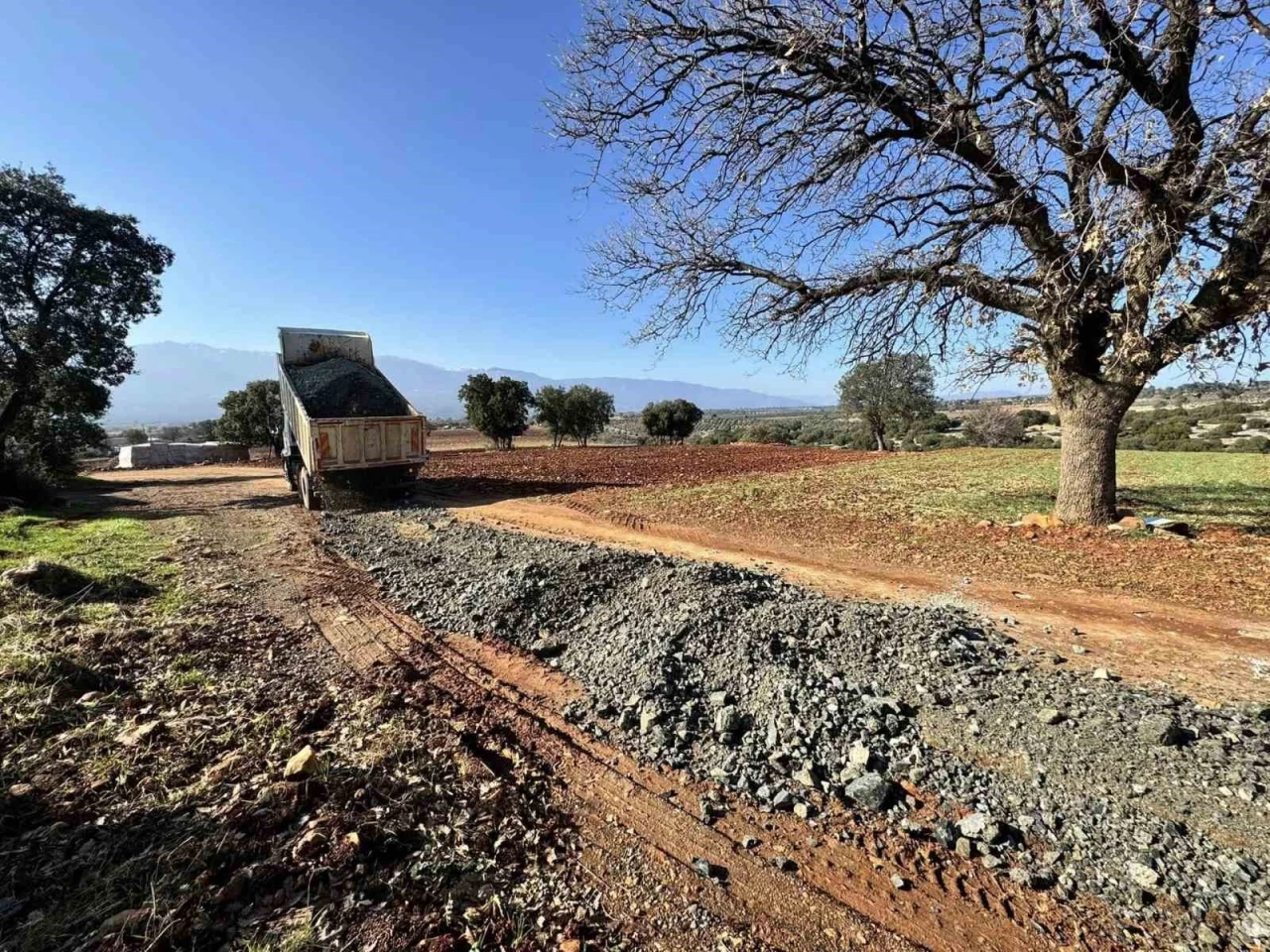 Karacasu’da yol çalışmaları devam ediyor
