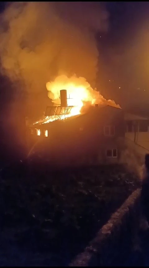 Karadeniz Ereğli’de çatı yangını paniğe neden oldu
