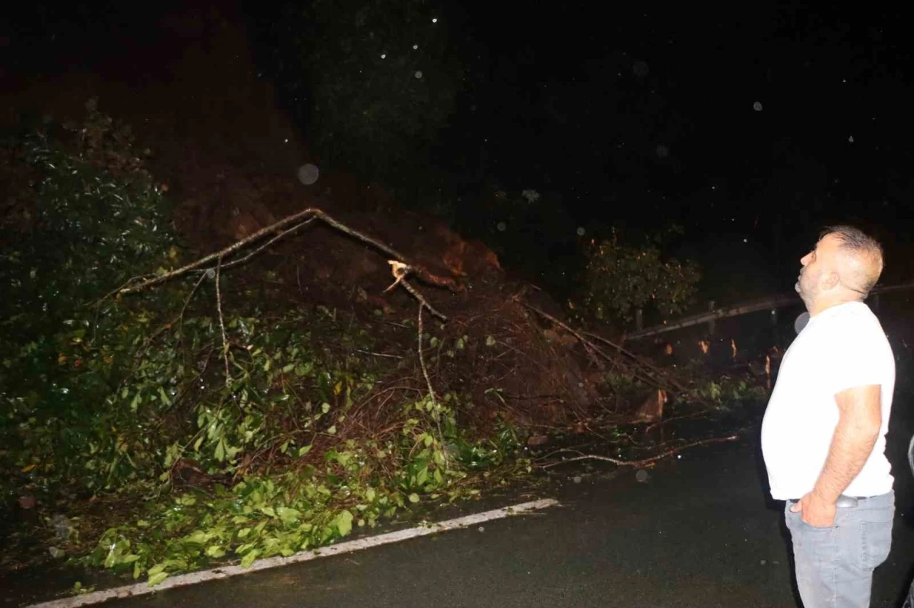 Karadeniz Sahil Yolu heyelan nedeniyle tek yönlü trafiğe kapandı
