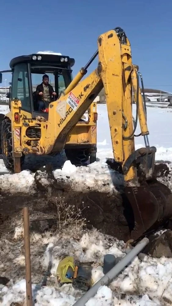 Karakol köyünde donan su borusu hayatı durma noktasına getirdi
