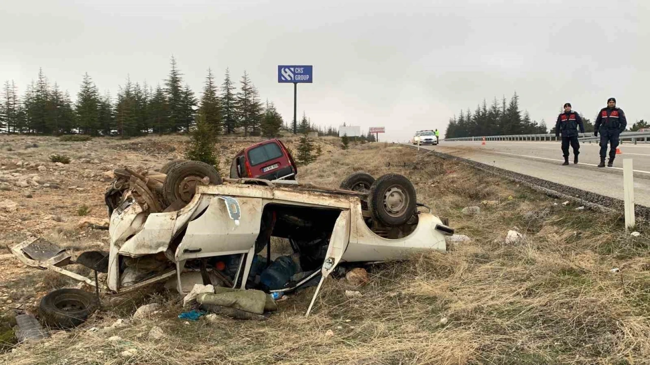 Karaman’da hafif ticari araç otomobile arkadan çarptı: 4 yaralı
