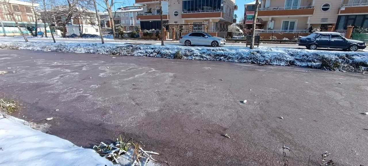 Karasu’da göl ve ilçe merkezinden geçen kanal dondu
