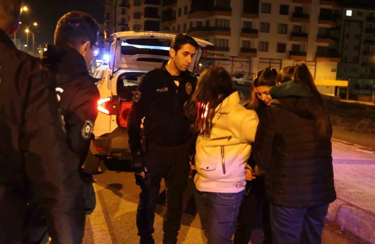 Karayolunda kendini araçların önüne atan kadın polisi alarma geçirdi
