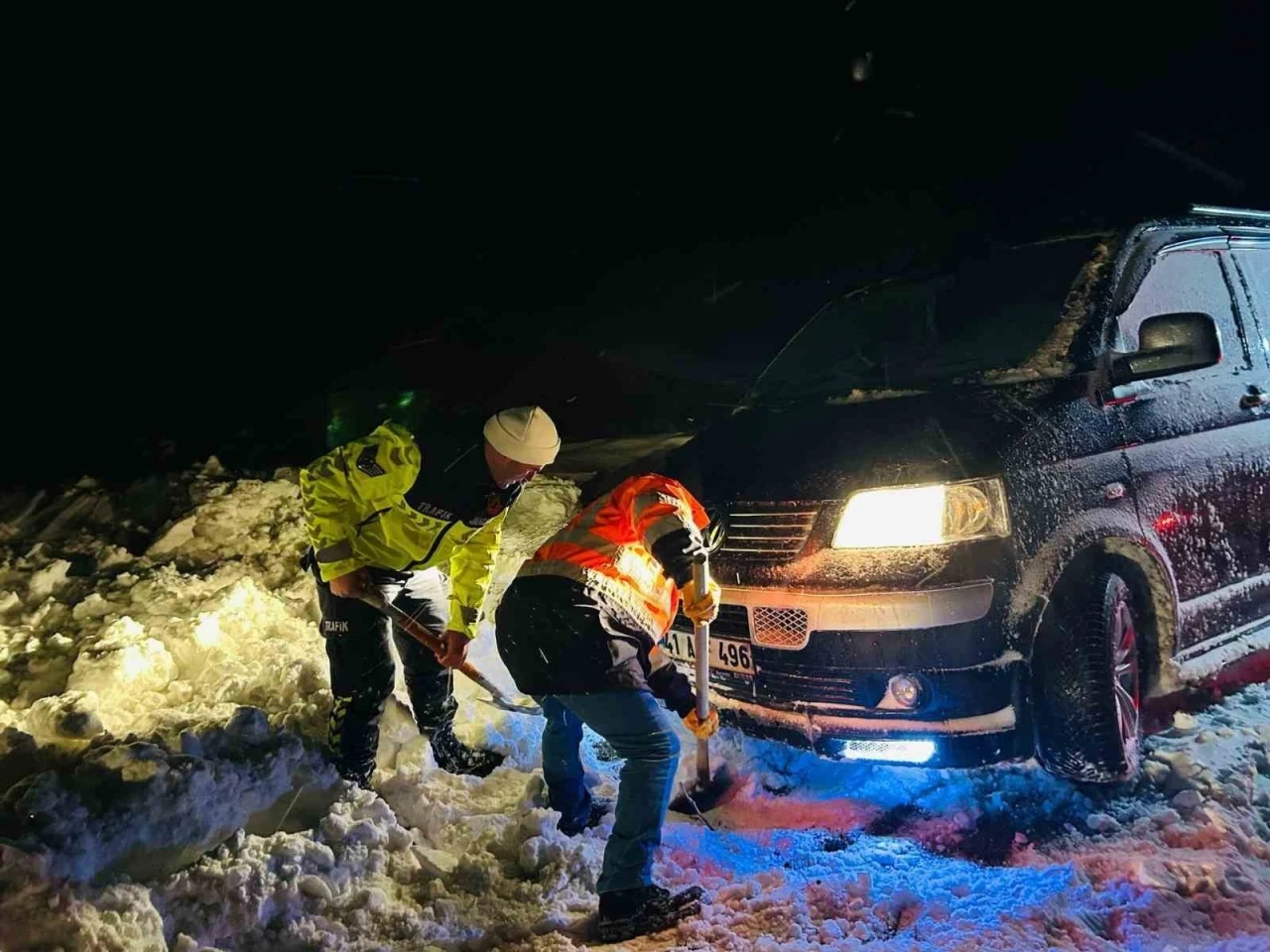 Karda mahsur kalanların imdadına Jandarma yetişti
