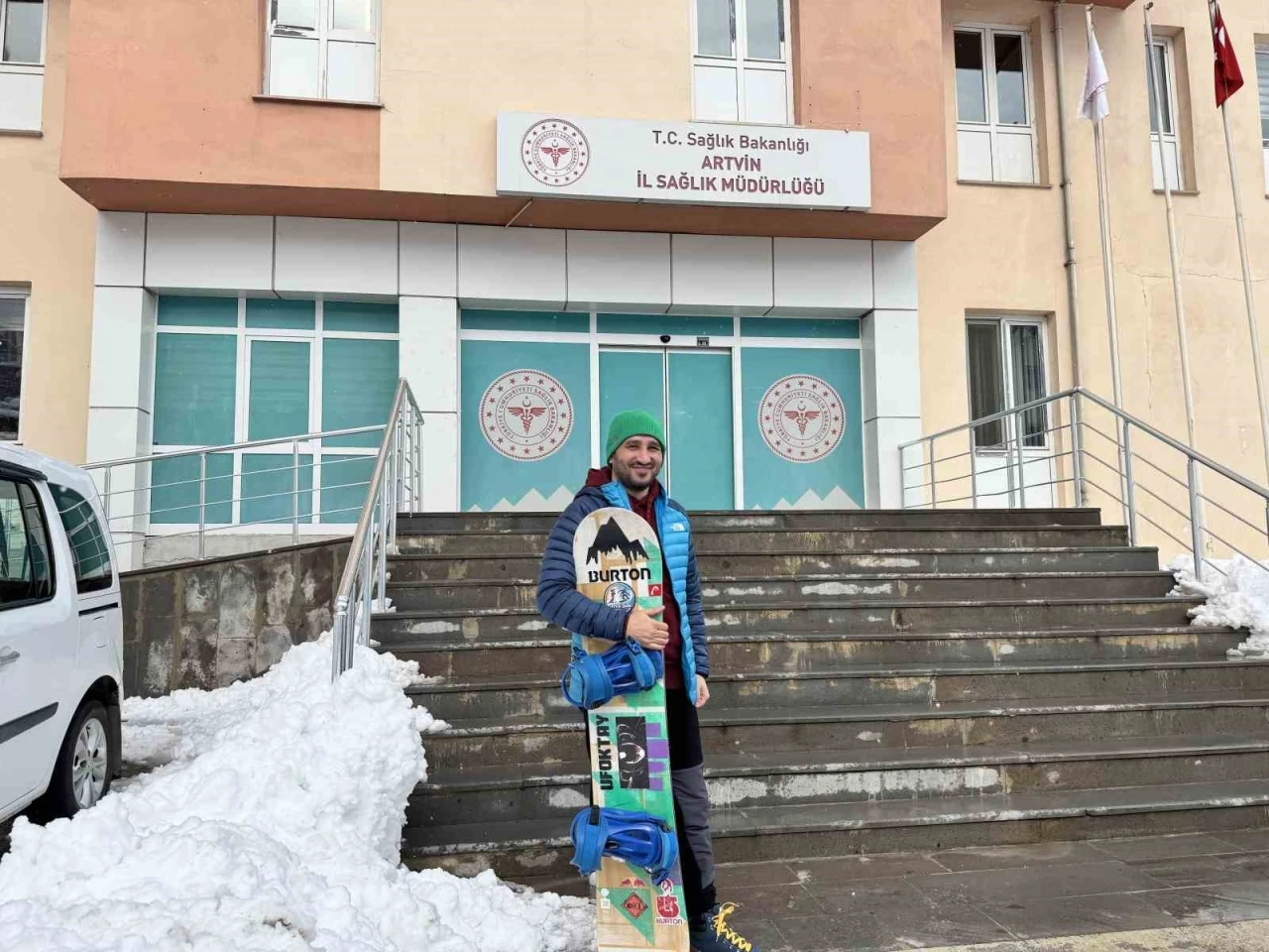 Karla kaplı yolda işine snowbordla kayarak gitti
