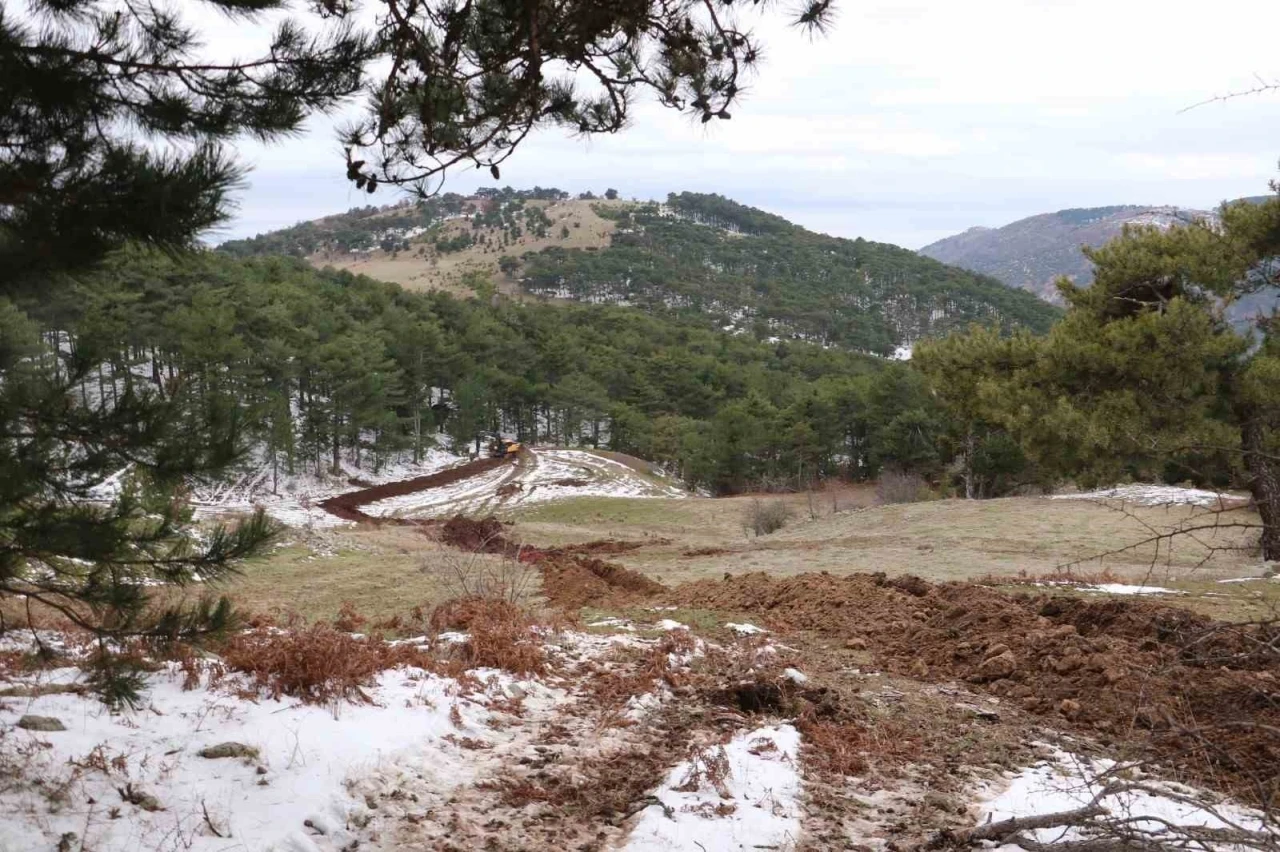 Karlı hava, buzla kaplanmış arazi MASKİ’ye engel değil
