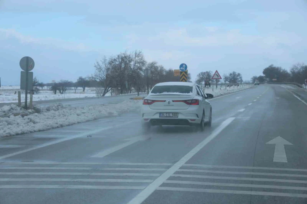 Karlı ve buzlu yollarda uzmanlardan basit önemlerle kazaları en aza indirecek uyarılar
