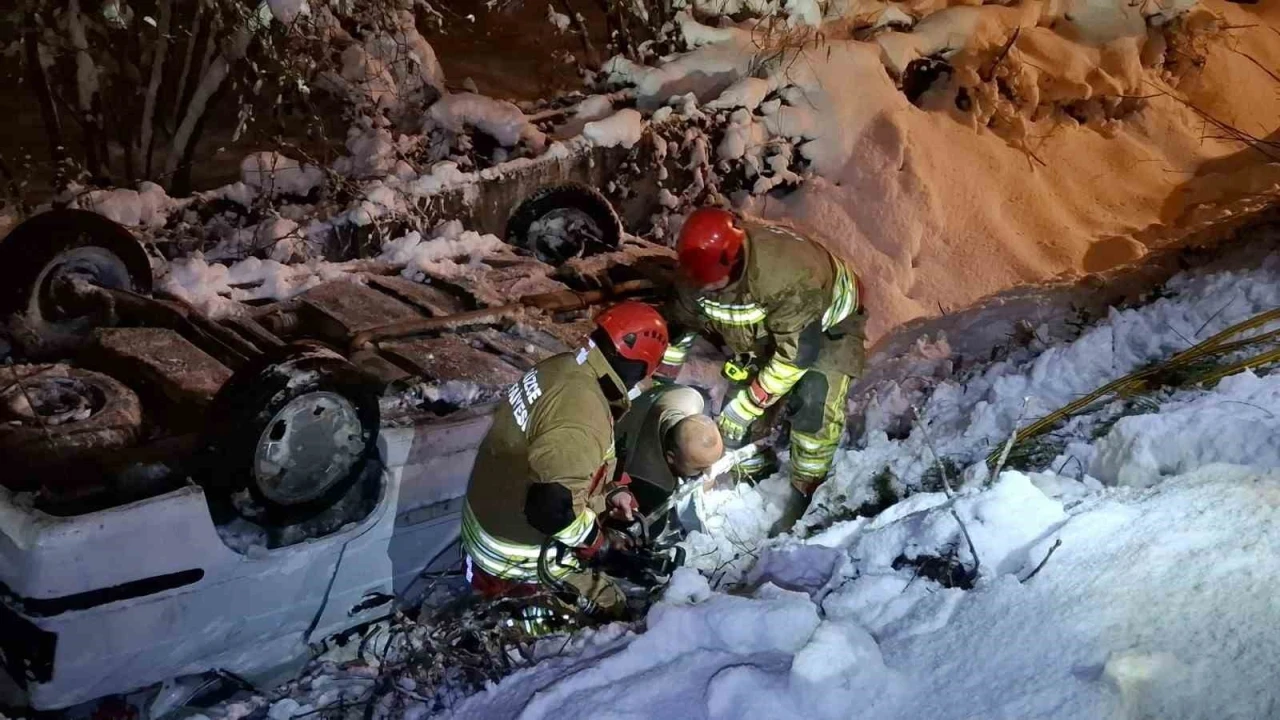 Karlı yolda sulama kanalına düşen otomobil ters döndü
