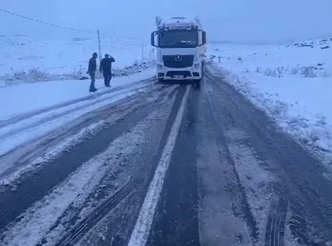 Kars-Ardahan karayolunda yoğun kar yağışı etkili oldu; Tırlar yolda kaldı
