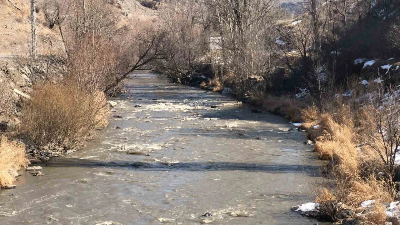 Kars Çayı’nın buzları çözüldü
